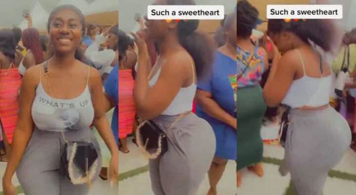 Men Will Leave Their Wives Because of Her Curvy Hajia Bintu Turns Her Back In Public, Video Goes Viral